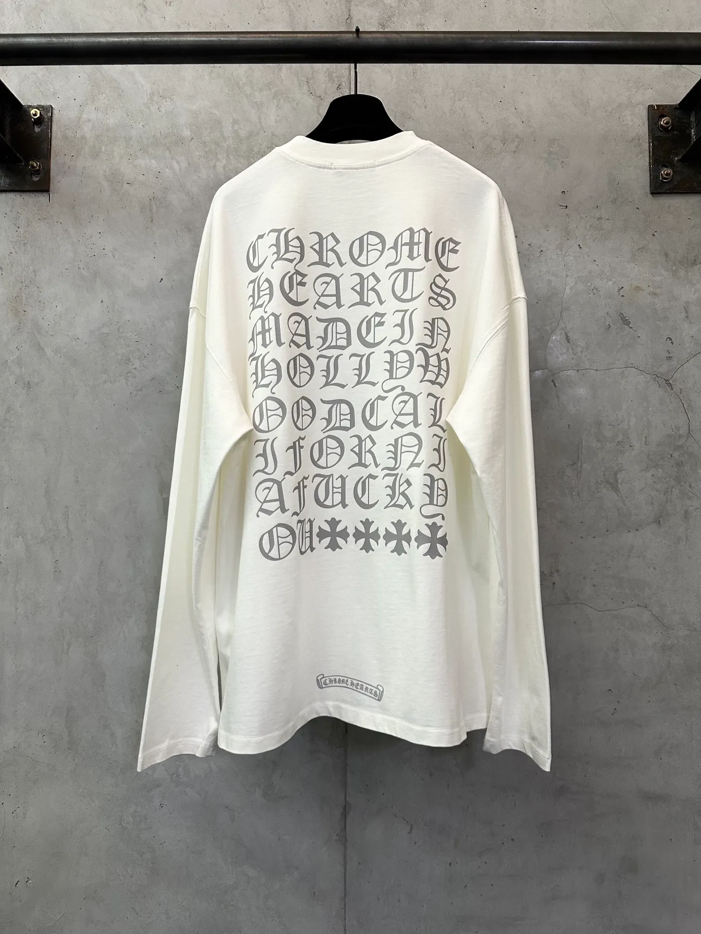P300 Chrome Hearts 25ss classic Sanskrit gray letter round neck long-sleeved T-shirt. Fabric is high-definition, super heavyweight cotton, double yarn compact Xinjiang cotton. Weight: 320 grams. Clean cloth surface. Clear cloth texture. Tight feel. Stiff. High color fastness. No deformation. No discoloration. Customized hardware. Thread. Accessories. Matching. Same style for men and women. -Color: Black White -Size: XS S M L